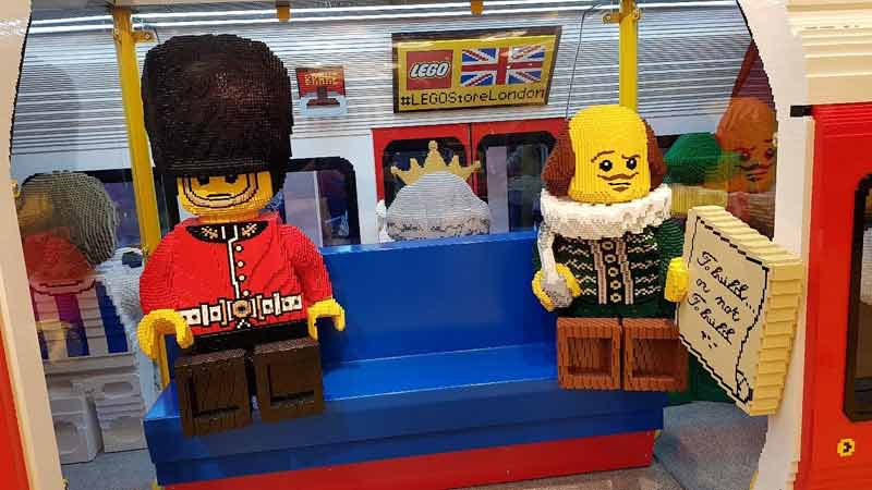 Lego géant dans le magasin Lego de Londres (Angleterre)
