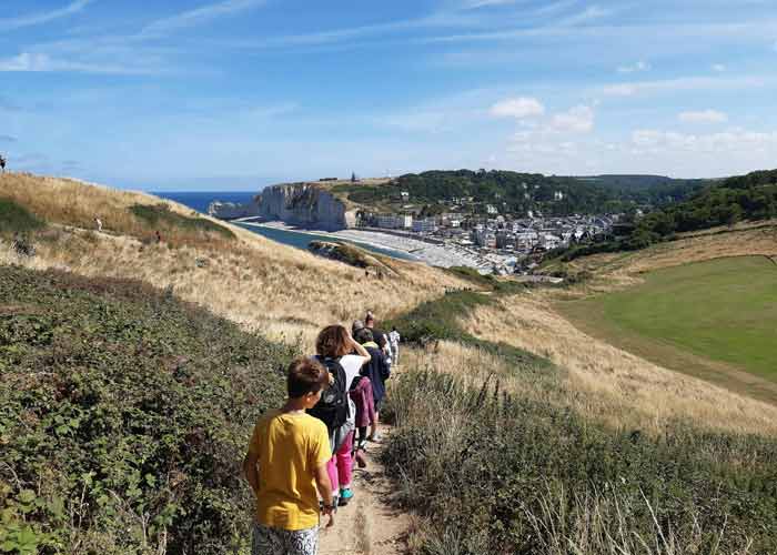 Vue sur les falaises et la plage d��tretat lors d�une balade en famille en Normandie