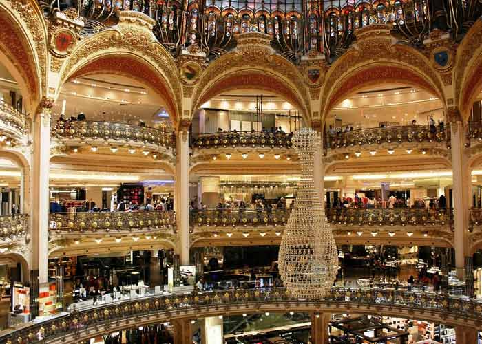 Int�rieur des Galeries Lafayette � Paris avec coupole Art nouveau et d�corations lumineuses