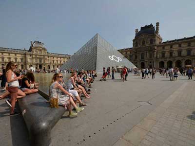 Pyramide du Louvre avec de nombreuses personnes autour