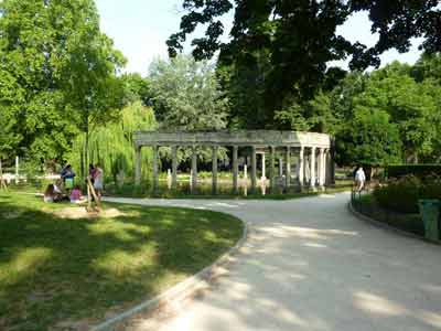 Colonnes antiques dans le parc Monceau