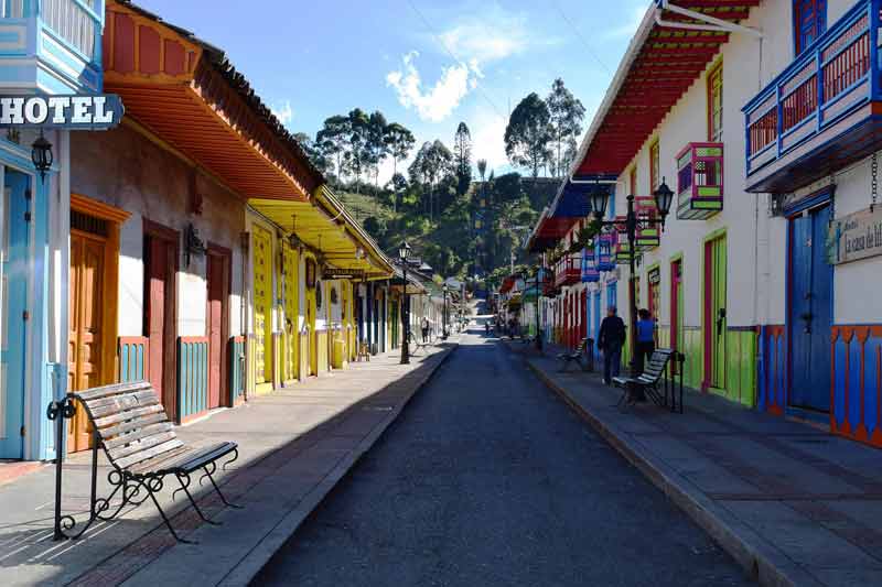 Ruelles colorées du village colonial de Salento en Colombie, au cœur de la région du café