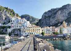 Vue depuis le port d'Amalfi sur la ville et sur les collines environnantes