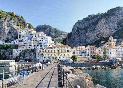 Vue depuis le port d'Amalfi sur la ville et sur les collines environnantes