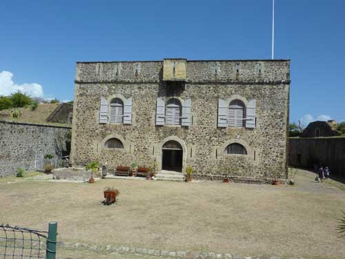 Façade en pierre du Fort Napoléon, site historique majeur de l’archipel des Saintes (Guadeloupe)