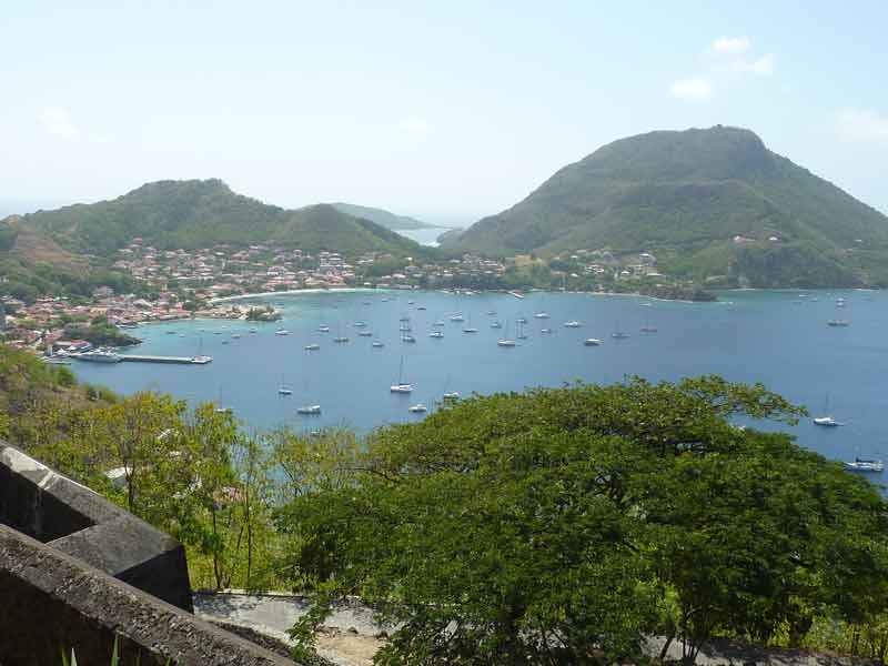 Panorama sur la baie des Saintes et les voiliers au mouillage depuis le Fort Napoléon (Guadeloupe)