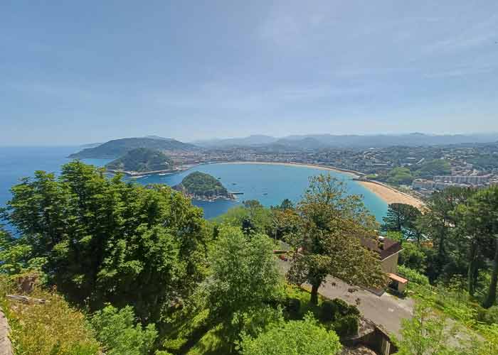 Vue panoramique sur la baie de la Concha et l'�le Santa Clara depuis les hauteurs de Saint-S�bastien, avec la ville et les montagnes basques en arri�re-plan