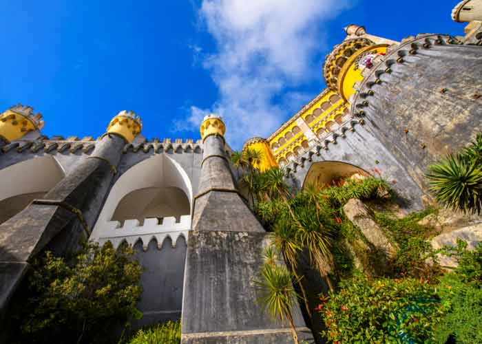 Fa�ade color�e et architecture romantique du Palais national de Pena � Sintra vue en contre-plong�e
