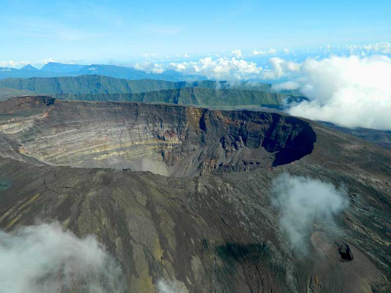 Vue aérienne du cratère du Piton de la Fournaise à La Réunion, l’un des volcans les plus actifs au monde