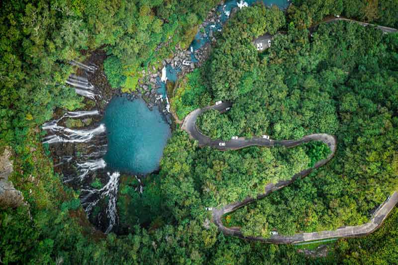 Vue aérienne de la cascade Langevin, aussi appelée cascade de Grand Galet, dans le sud verdoyant de La Réunion