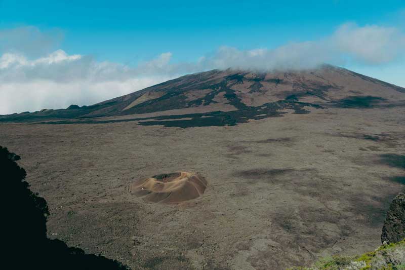 Le Formica Léo et le Piton de la Fournaise à La Réunion, paysages volcaniques emblématiques du pas de Bellecombe