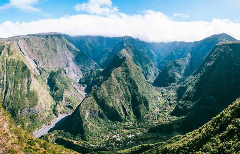 Vue panoramique sur le cirque de Cilaos à La Réunion depuis le belvédère de Bois Court, au-dessus de Grand Bassin