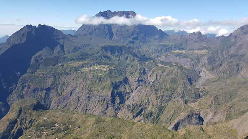 Panorama sur le cirque de Mafate depuis le belvédère du Maïdo à La Réunion, avec le piton des Neiges en arrière-plan