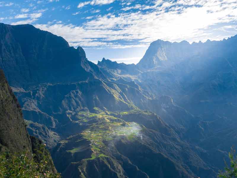 Vue sur le cirque de Cilaos à La Réunion, dominé par les montagnes du piton des Neiges au lever du soleil