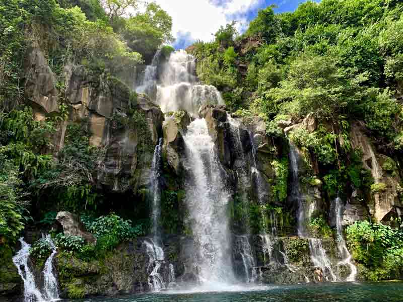 Cascade du Bassin des Aigrettes à Saint-Gilles, sur la côte ouest de La Réunion, entourée de végétation tropicale