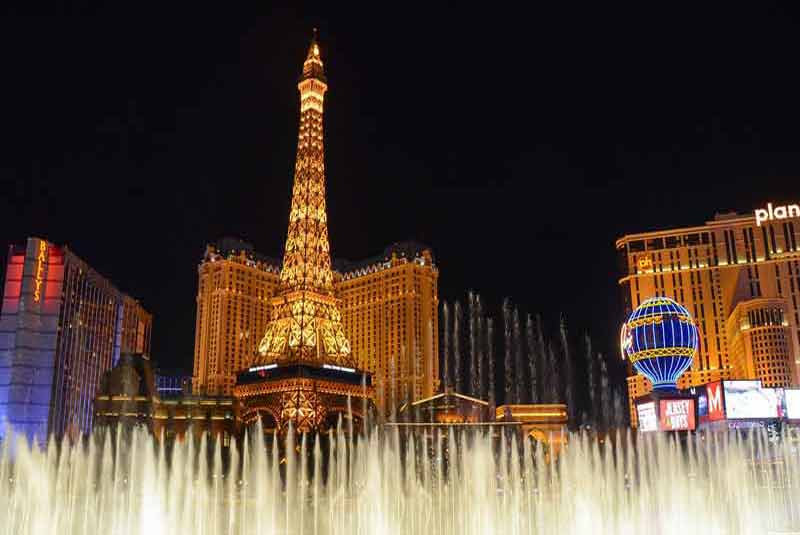 Las Vegas de nuit, réplique de la tour Eiffel et fontaines du Bellagio, symbole du luxe et du spectacle sur le Strip