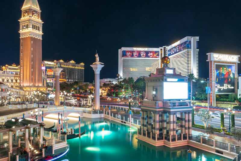 Las Vegas Strip illuminé autour du Venetian et de ses canaux, hôtels de luxe et mise en scène urbaine nocturne