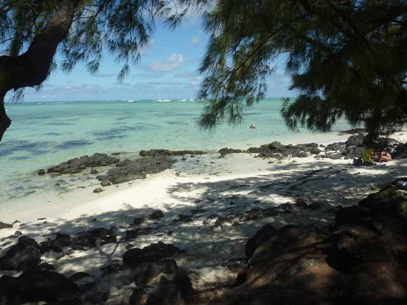 Plage sauvage de l’île Maurice bordée de rochers et d’un lagon turquoise