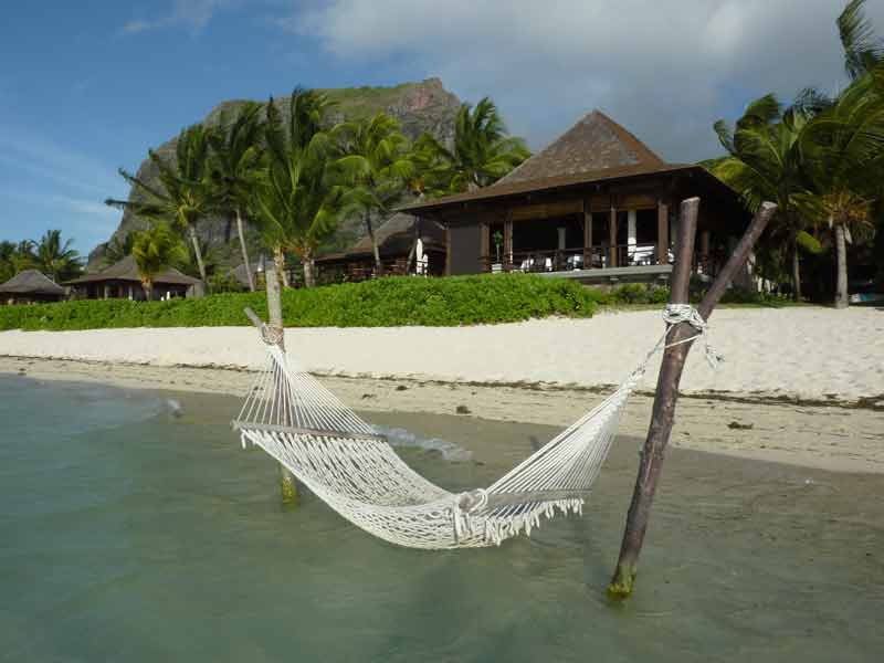 Hôtel haut de gamme à l’île Maurice avec hamac au-dessus du lagon