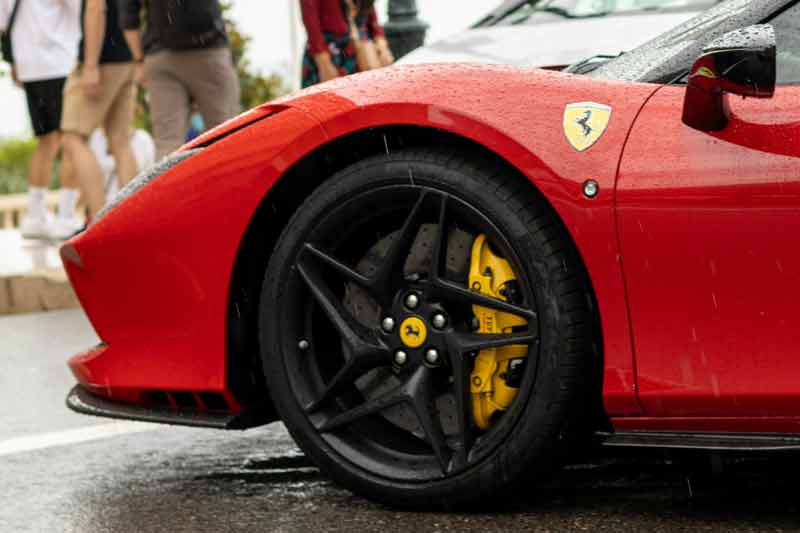 Voiture de luxe dans les rues de Monaco, symbole du prestige et de l’élégance de la principauté
