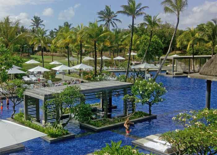 Piscine paysag�e d�un h�tel de luxe tropical, espaces de d�tente au c�ur d�un jardin luxuriant et ambiance haut de gamme