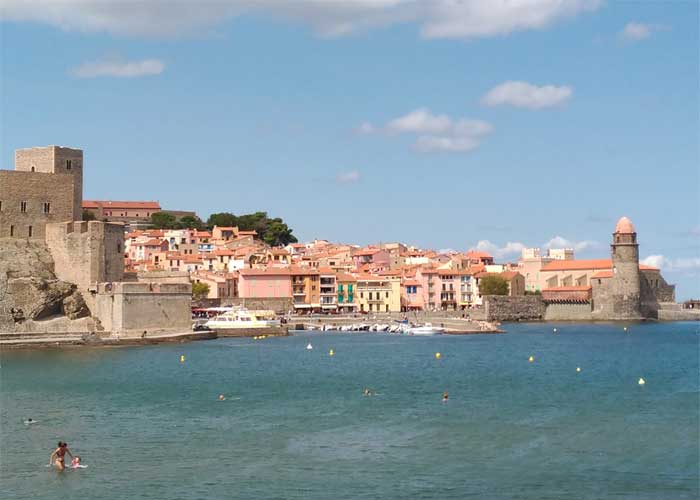 Vue du port de Collioure avec le ch�teau royal, les maisons color�es du village et la M�diterran�e