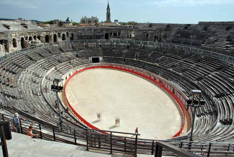 Vue intérieure des arènes de Nîmes, amphithéâtre romain bien conservé avec gradins en pierre et arène centrale