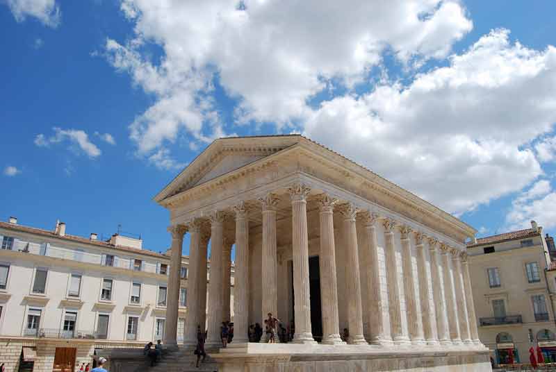 Vue de la Maison Carrée à Nîmes, temple romain bien conservé avec ses colonnes corinthiennes et son fronton