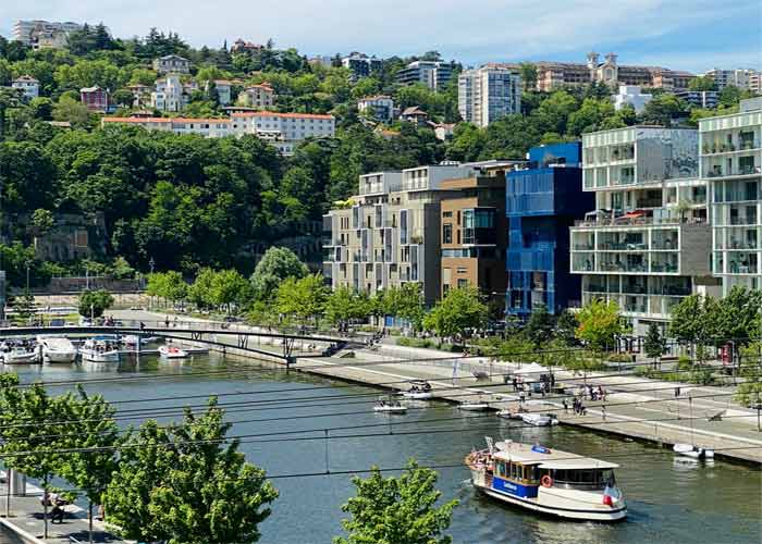 Bateau naviguant sur la Sane dans le quartier moderne de Confluence  Lyon