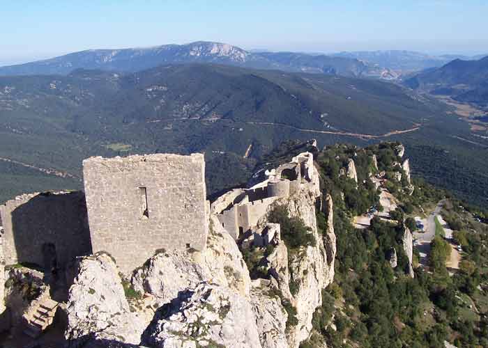 Ch�teau de Qu�ribus dominant les Corbi�res, ruines perch�es sur une cr�te rocheuse et panorama spectaculaire