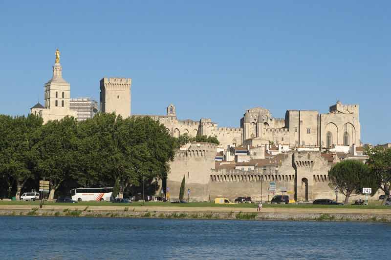 Palais des Papes d'Avignon vu depuis les berges du Rhône