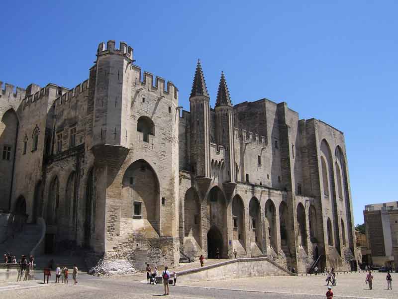 Façade gothique du Palais des Papes d'Avignon vue depuis la place du Palais