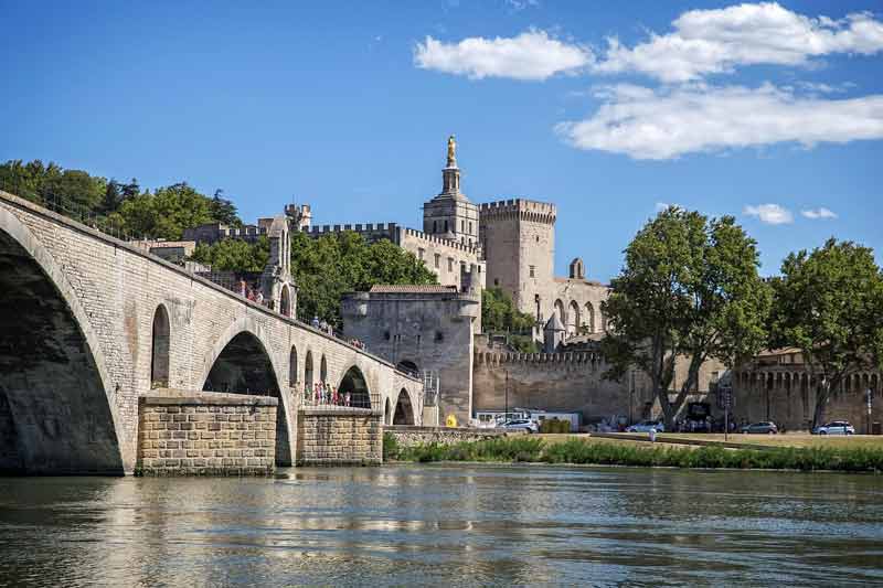 Pont Saint-Bénézet d'Avignon avec le Palais des Papes en arrière-plan