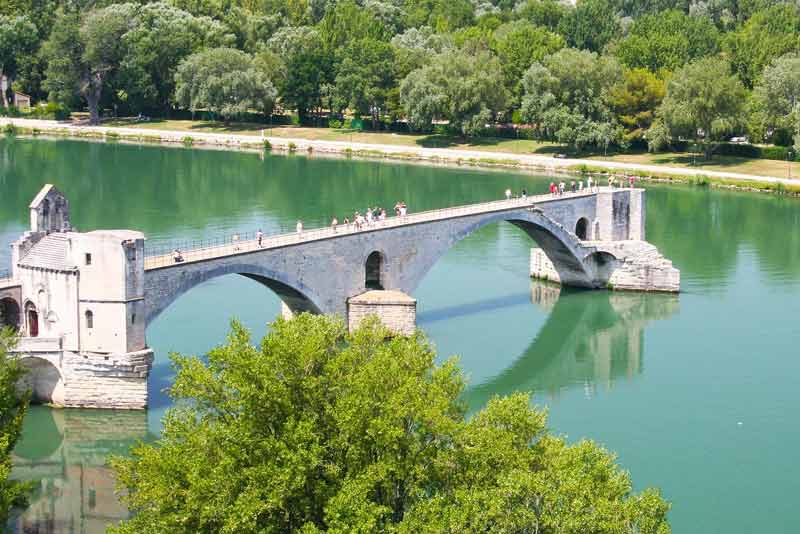 Vue aérienne du pont d'Avignon sur le Rhône avec l'île de la Barthelasse
