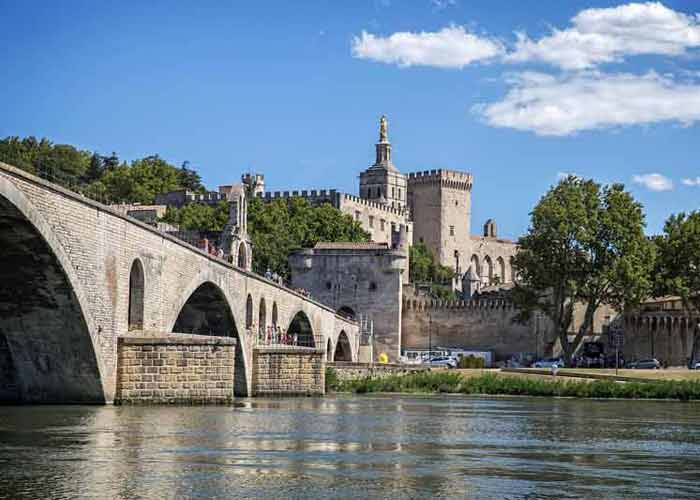 Pont Saint-Bénézet d'Avignon avec le palais des Papes en arrière-plan