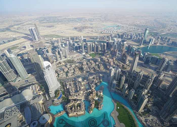 Vue arienne de Duba depuis le Burj Khalifa, montrant la skyline 
							moderne, des gratte-ciel impressionnants et la clbre Dubai fountain entoure d'eaux turquoise