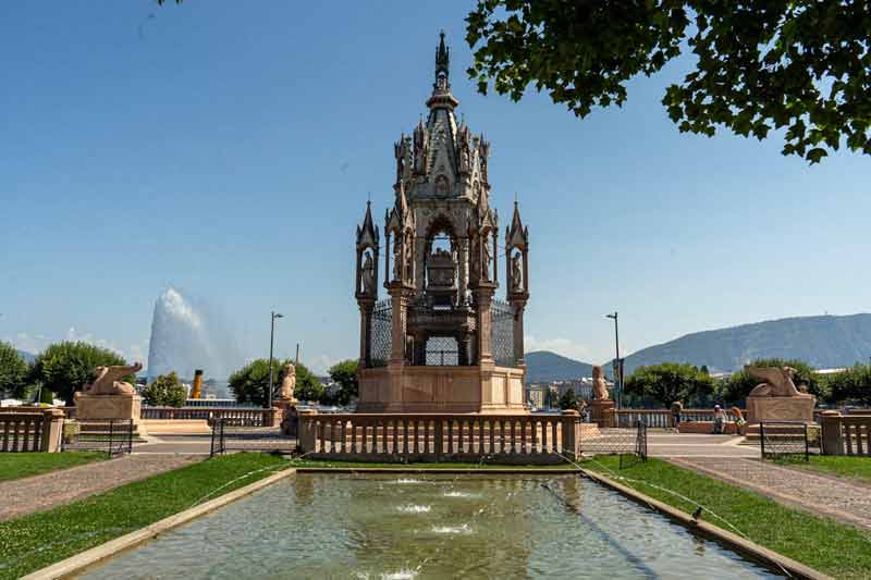 Monument Brunswick dans le jardin Brunswick à Genève avec bassin et vue sur le lac Léman