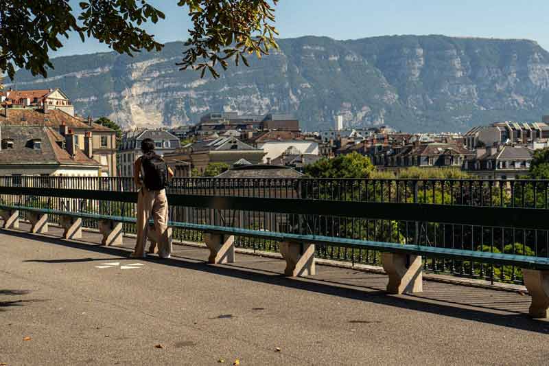 Vue depuis la Promenade de la Treille, un incontournable quand on se demande que faire à Genève, avec panorama sur la vieille ville et le Salève