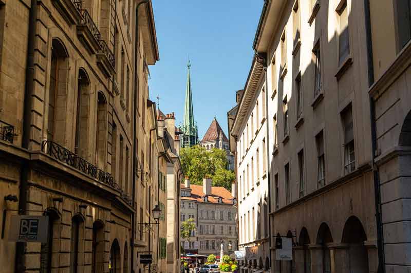 Rue de la vieille ville de Genève avec vue sur la cathédrale Saint-Pierre en arrière-plan, à inclure dans votre itinéraire à Geneve