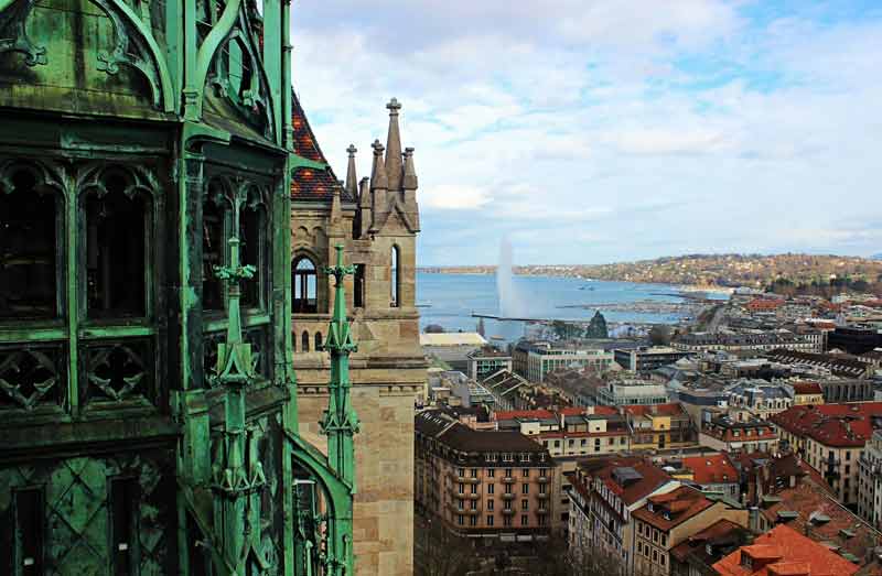 Vue panoramique sur Genève depuis la cathédrale Saint-Pierre avec le lac Léman et le Jet d’eau, un point de vue à ne pas manquer pour visiter Genève