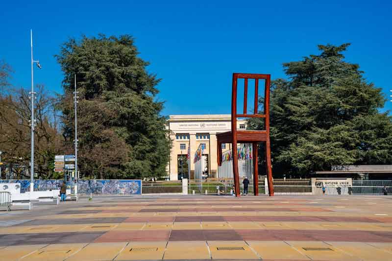 Chaise cassée devant le Palais des Nations à Genève, symbole contre les mines antipersonnel à découvrir lors d’une visite de Genève