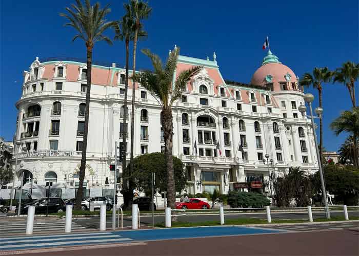 H�tel Negresco � Nice sur la Promenade des Anglais, fa�ade Belle �poque avec palmiers et coupole rose