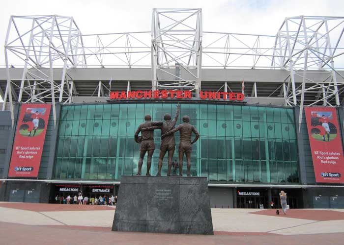 Statue des joueurs devant le stade Old Trafford de Manchester United � Manchester