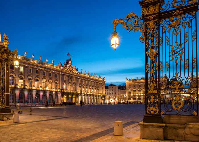 Place Stanislas  Nancy illumine au crpuscule avec ses grilles dores et ses btiments classs  lUNESCO