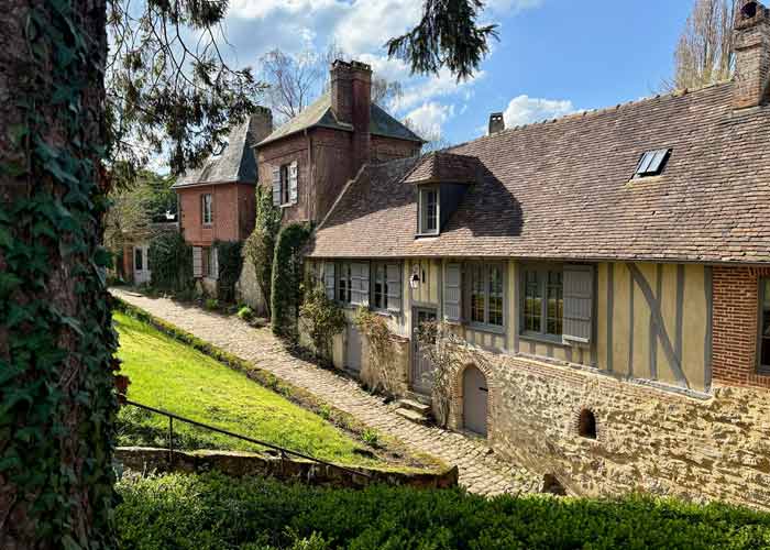 Ruelle pav�e bord�e de maisons � colombages dans le charmant village de Gerberoy dans l'Oise
