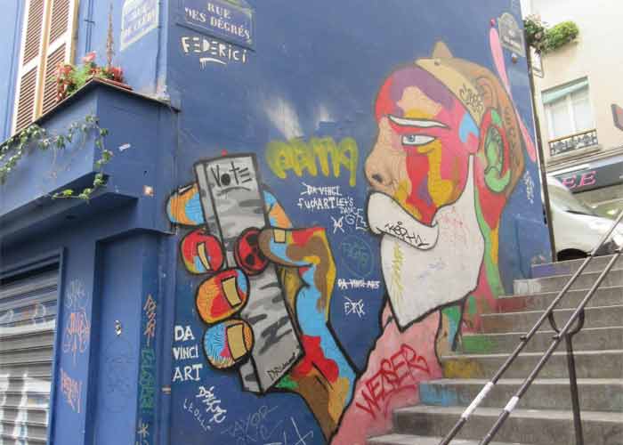 Street art color� sur le mur de la rue des Degr�s � Paris, escalier insolite et discret r�v�lant un visage artistique m�connu de la capitale