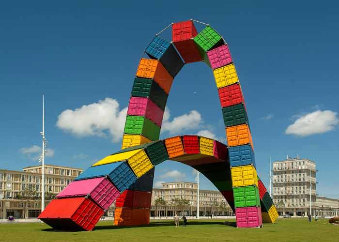 Cat�ne de Containers du Havre, sculpture monumentale en containers color�s en Seine-Maritime