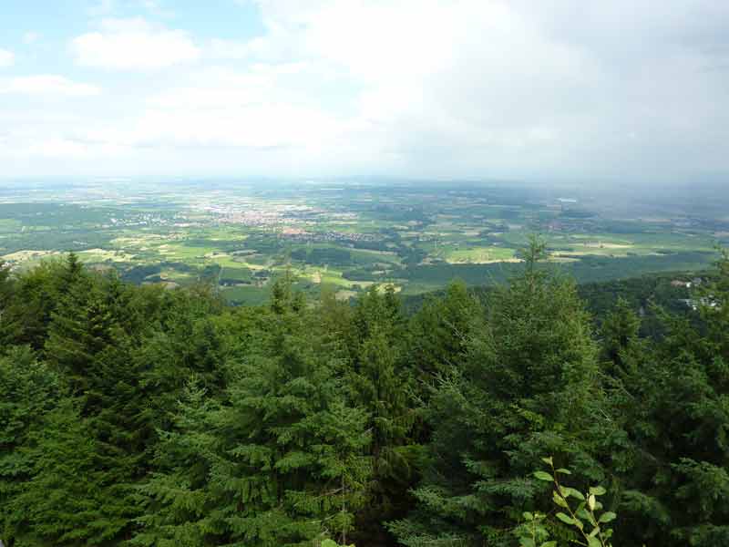 Vue panoramique sur la plaine d’Alsace depuis le mont Sainte-Odile, site emblématique près de Strasbourg