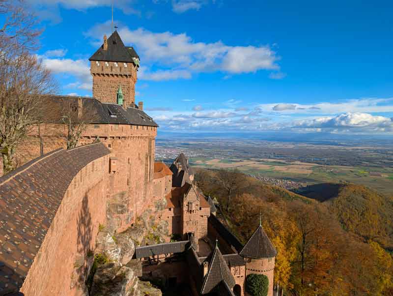 Remparts du château du Haut-Koenigsbourg dominant la plaine d’Alsace, incontournable d’un week-end à Strasbourg