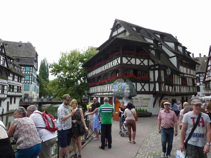 Maisons à colombages et canaux dans le quartier de la Petite France à Strasbourg